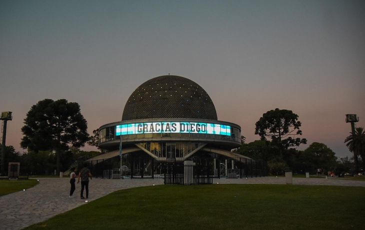 Murió Maradona: la Ciudad lo homenajeó en el Planetario