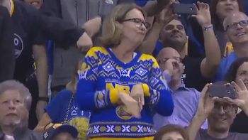 La fanática se dejó llevar por la música La fanática se dejó llevar por la música