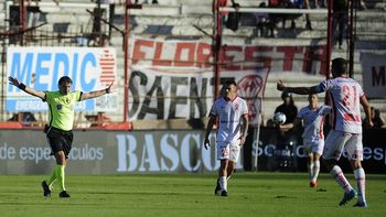 El árbitro Paletta, ampuloso en sus gestos por los cánticos de los hinchas de Huracán El árbitro Paletta, ampuloso en sus gestos por los cánticos de los hinchas de Huracán