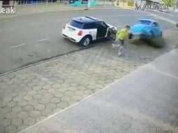 se salvo de milagro: no fue atropellado por un vehiculo fuera de control por un pelo se salvo de milagro: no fue atropellado por un vehiculo fuera de control por un pelo