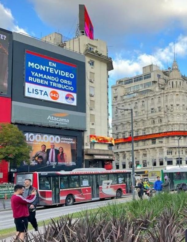 La campaña presidencial de Yamandú Orsi sorprendió con un cartel en Buenos Aires.