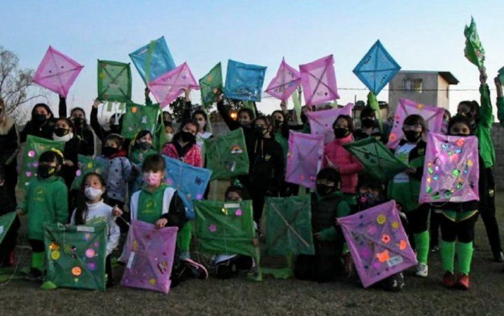 Cara y ceca de la realidad social: mil barriletes volaron a metros del tiroteo narco en Florencio Varela