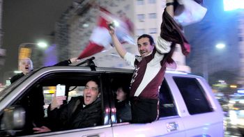 las fotos de los festejos de los hinchas de lanus las fotos de los festejos de los hinchas de lanus