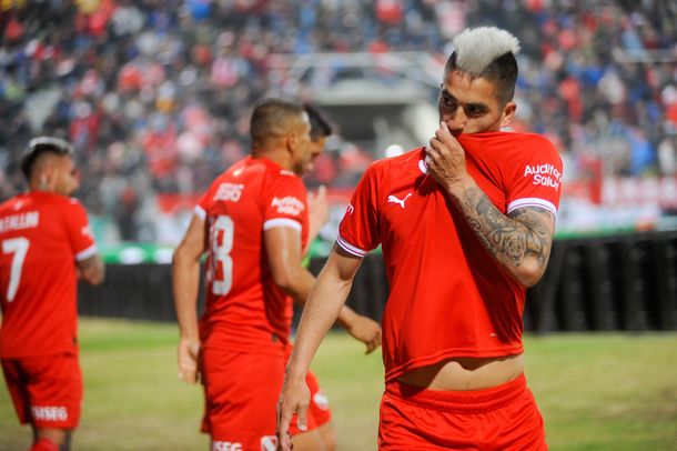 Independiente le ganó 2-0 a Vélez y avanzó a cuartos de final