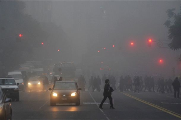 No se ve nada: una densa niebla afecta a la Ciudad y alrededores
