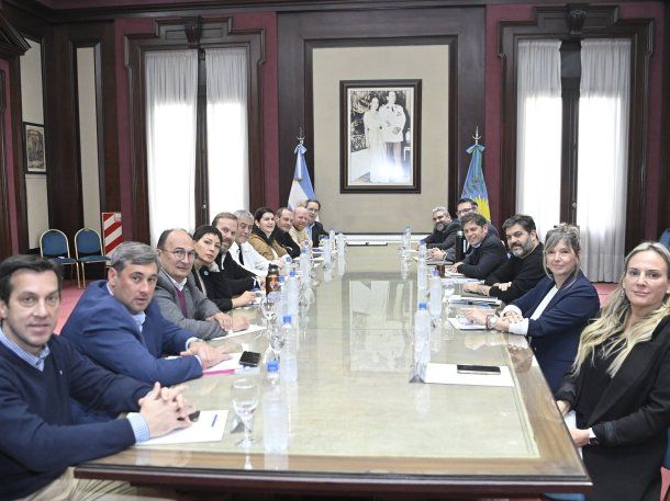 Axel Kicillof junto a intendentes bonaerenses Axel Kicillof junto a intendentes bonaerenses