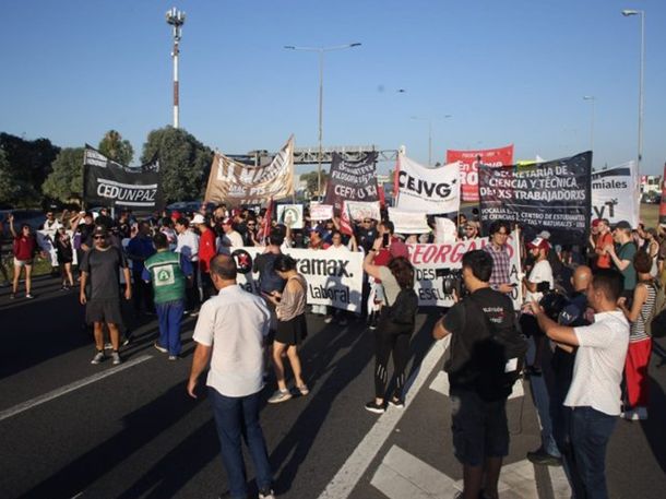 Corte total en la Panamericana: empleados de una fábrica de productos descartables protestaron por despidos