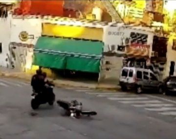 Video: escapaban de la Policía a toda velocidad y atropellaron a dos motociclistas
