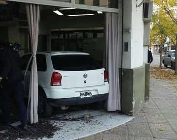 La mujer arremetió contra las oficinas de la compañía tras discutir con los empleados por su factura