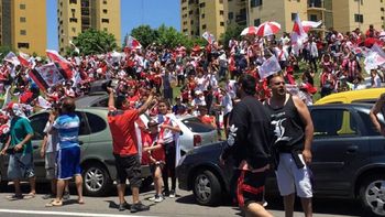 furor por river: los hinchas coparon la autopista para despedir al equipo furor por river: los hinchas coparon la autopista para despedir al equipo