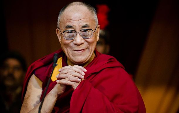 El Dalai Lama pidió perdón por pedirle a un chico que le chupara lengua