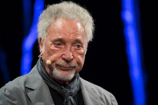 Tom Jones reapareció tras la muerte de su esposa y no pudo evitar las lágrimas