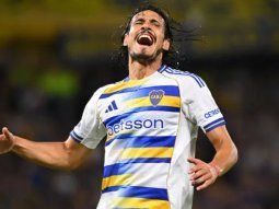 El descuido antirreglamentario de Cavani ante Platense que el árbitro omitió