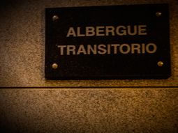 Hallan a nena en la puerta de hotel alojamiento donde estaba su madre