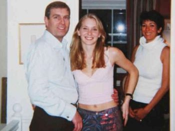 El príncipe Andrés con Virginia Giuffre en una imagen tomada en 2001 Foto:&nbsp; The Grosby Group