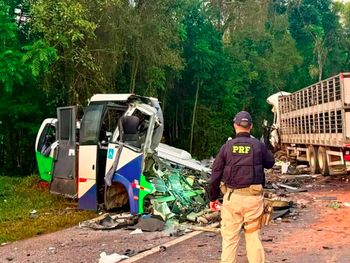 Choque fatal en Brasil: murieron 23 personas tras la colisión de un micro y un camión