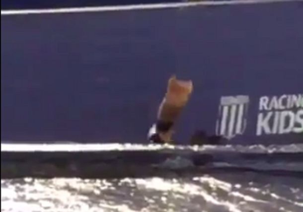 Locura extrema: un hincha festejó el gol de Racing revoleando su pierna ortopédica