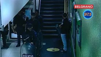 vigiladores privados impiden con un piquete en las vias que funcione la linea d vigiladores privados impiden con un piquete en las vias que funcione la linea d