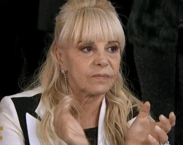 La reacción de Claudia Villafañe ante la versión de que pidió bajar a Dieguito del homenaje a Maradona