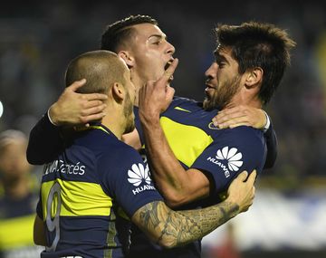 Pérez y Pavón celebran con Benedetto, autor del penal