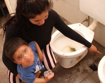 Un bebé de menos de 2 años quedó atrapado en el desagüe del baño