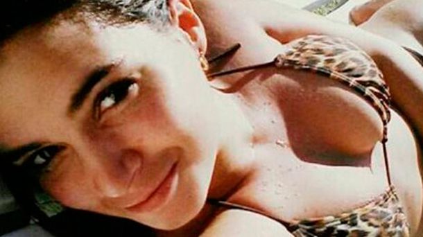 La profesora echada por desnudarse y besarse en un programa de TV, en su versión hot