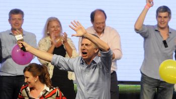 una cabala en la sede de cambiemos: asi bailo macri tras dar su mensaje una cabala en la sede de cambiemos: asi bailo macri tras dar su mensaje