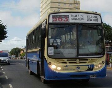 Un joven se masturbó y eyaculó sobre una pasajera