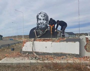 Echaron al responsable por la destrucción del monumento a Osvaldo Bayer