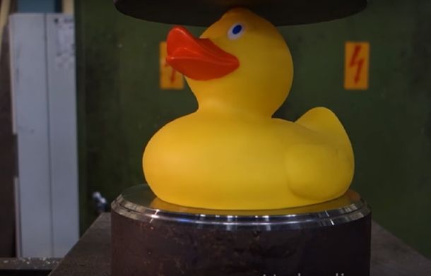 ¿El primer sobreviviente? El patito amarillo resiste en la prensa hidráulica