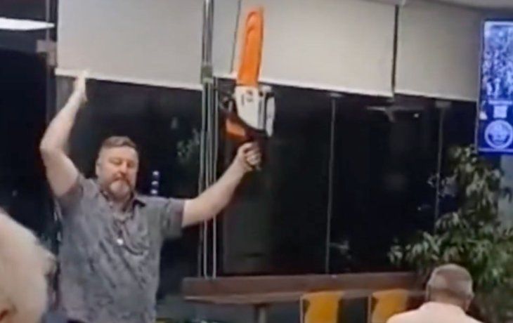 Córdoba: entró con una motosierra a un bar para festejar la victoria de La Libertad Avanza en las elecciones