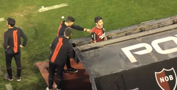 Fuerte cruce de Pablo Pérez con un plateísta de Newells