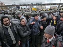 ezeiza: gendarmeria reprimio a manifestantes y libero la riccheri ezeiza: gendarmeria reprimio a manifestantes y libero la riccheri