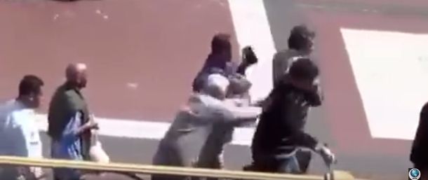 Extraña modalidad de robo grupal de un celular en la calle