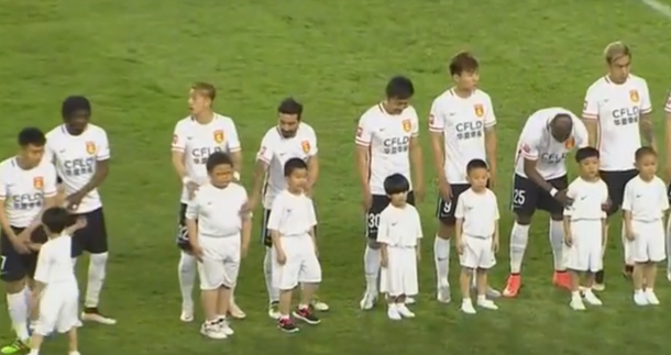 Ni siquiera China lo cambió: ahora Lavezzi le hizo una broma a un niño