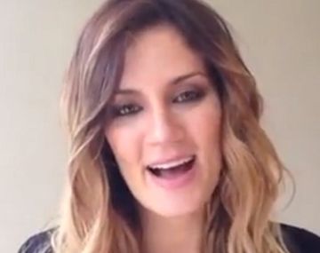 El apasionado beso de Paula Chaves y Peter Alfonso en cámara