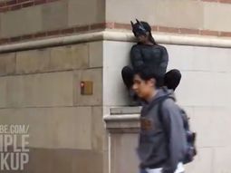 se disfraza de batman para seducir se disfraza de batman para seducir