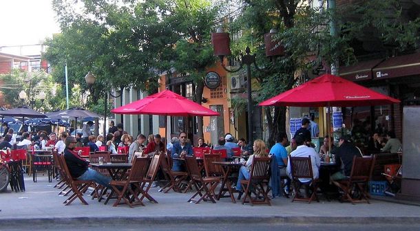 Bares y restaurantes ya no tendrán que pagar extra por sus mesas en la calle