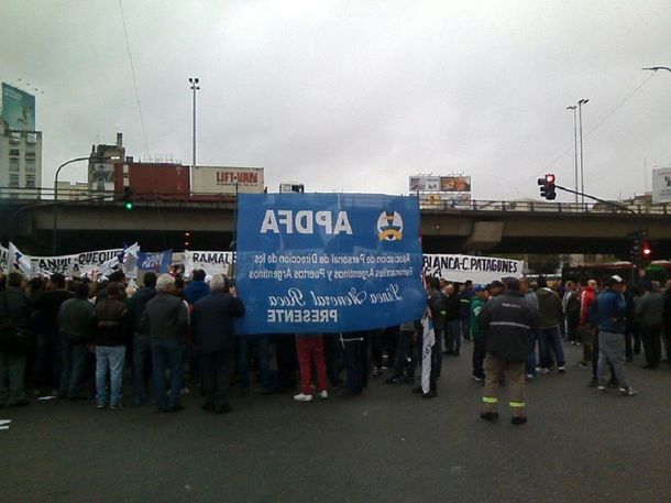 Protesta de trabajadores de la Asociación del Personal de Dirección de Ferrocarriles y Puertos Argentinos (Apdfa)
