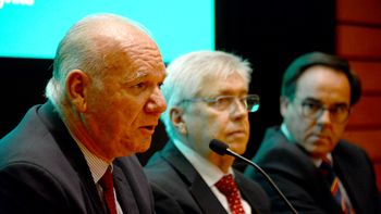 El ministro interino de Industria, Energía y Minería, Walter Verri, junto al ministro de Turismo, Tabaré Viera, y el ministro de Ambiente, Robert Bouvier. El ministro interino de Industria, Energía y Minería, Walter Verri, junto al ministro de Turismo, Tabaré Viera, y el ministro de Ambiente, Robert Bouvier.