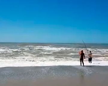 Un hombre pescó a una nena de 13 años que se estaba ahogando