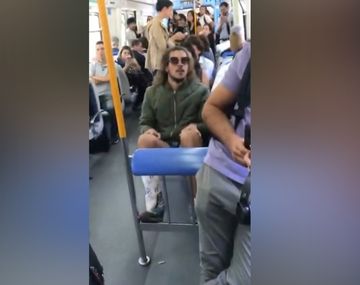 Hacete el malo conmigo: el momento en el que increparon a Rodrigo Eguillor en un tren