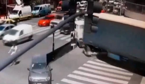 Otro choque en Flores: un camión dobló en contramano y embistió dos camionetas
