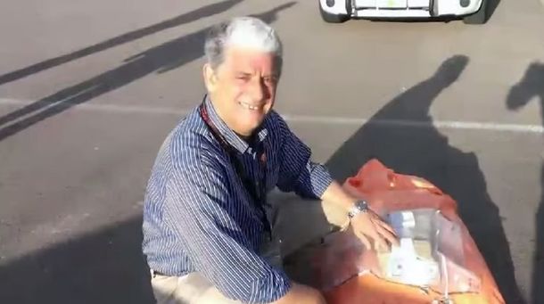 Fuerza heroica: hombre devolvió una bolsa llena de 34 kilos de dólares