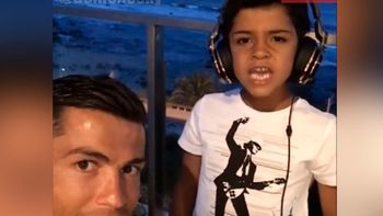 un video de cristiano ronaldo y su hijo cantando reggaeton exploto las redes un video de cristiano ronaldo y su hijo cantando reggaeton exploto las redes