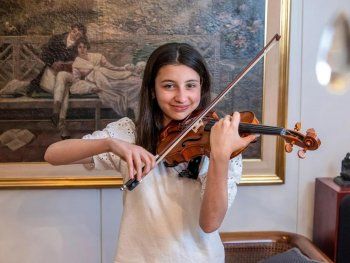 Una adolescente tocó La Cumparsita y emocionó al papa Francisco en Praga