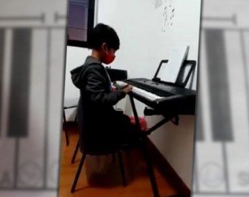 Joaquín aprende a tocar el piano con uno de papel y buscan cumplirle su sueño