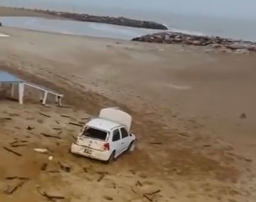 Un auto desbarrancó y terminó en la playa