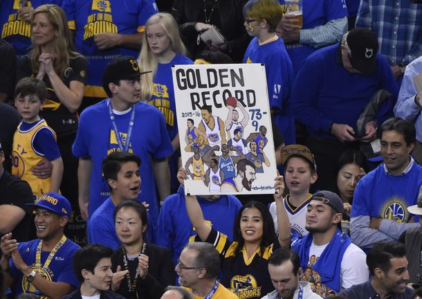 Con un genial Curry, Golden State rompió la marca histórica de los Bulls en la fase regular