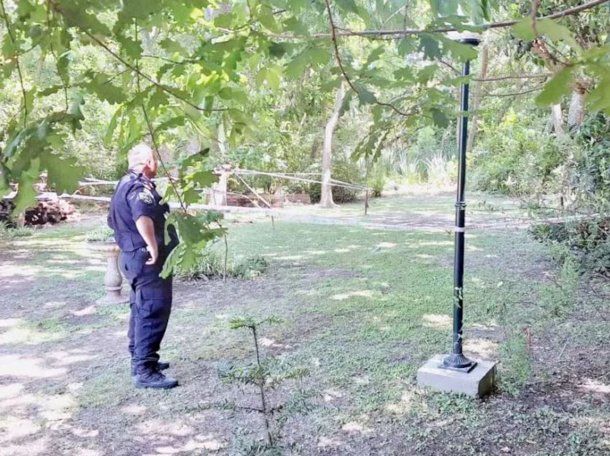 Hallaron un esqueleto completo tratado con cal en Ensenada.